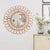 Miroir rond en rotin accroché au mur, ajoutant une touche naturelle à un intérieur moderne