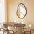 Grand miroir mural asymétrique en bois de hêtre dans une salle à manger design.
