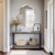Grand miroir mural design dans une entrée moderne avec console en bois et paniers tressés.