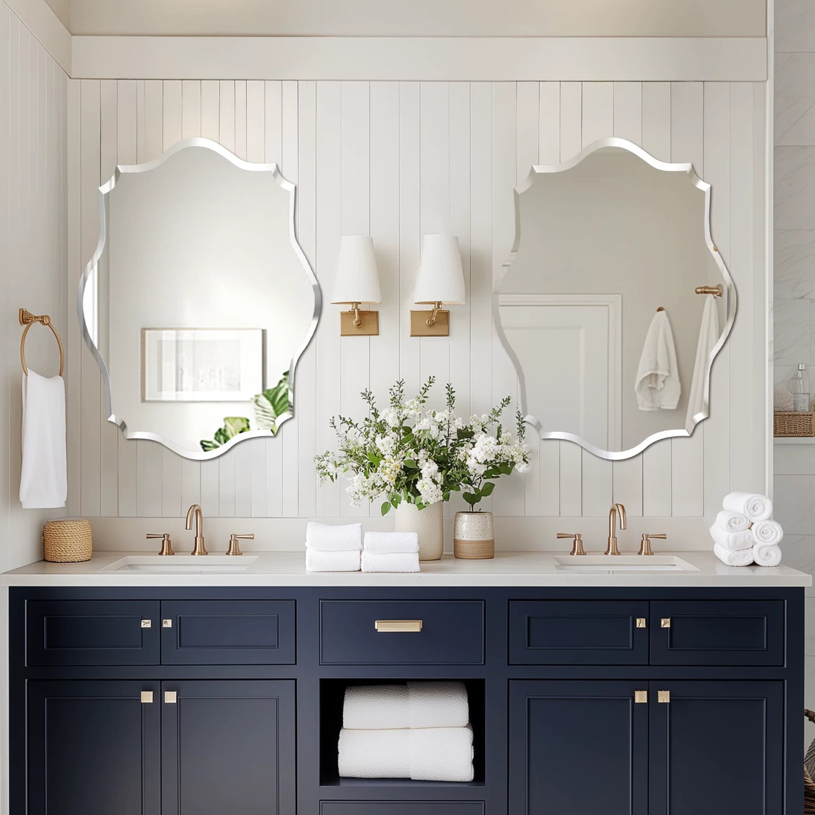 Grand miroir mural design dans une salle de bain chic avec boiseries murales verticales.