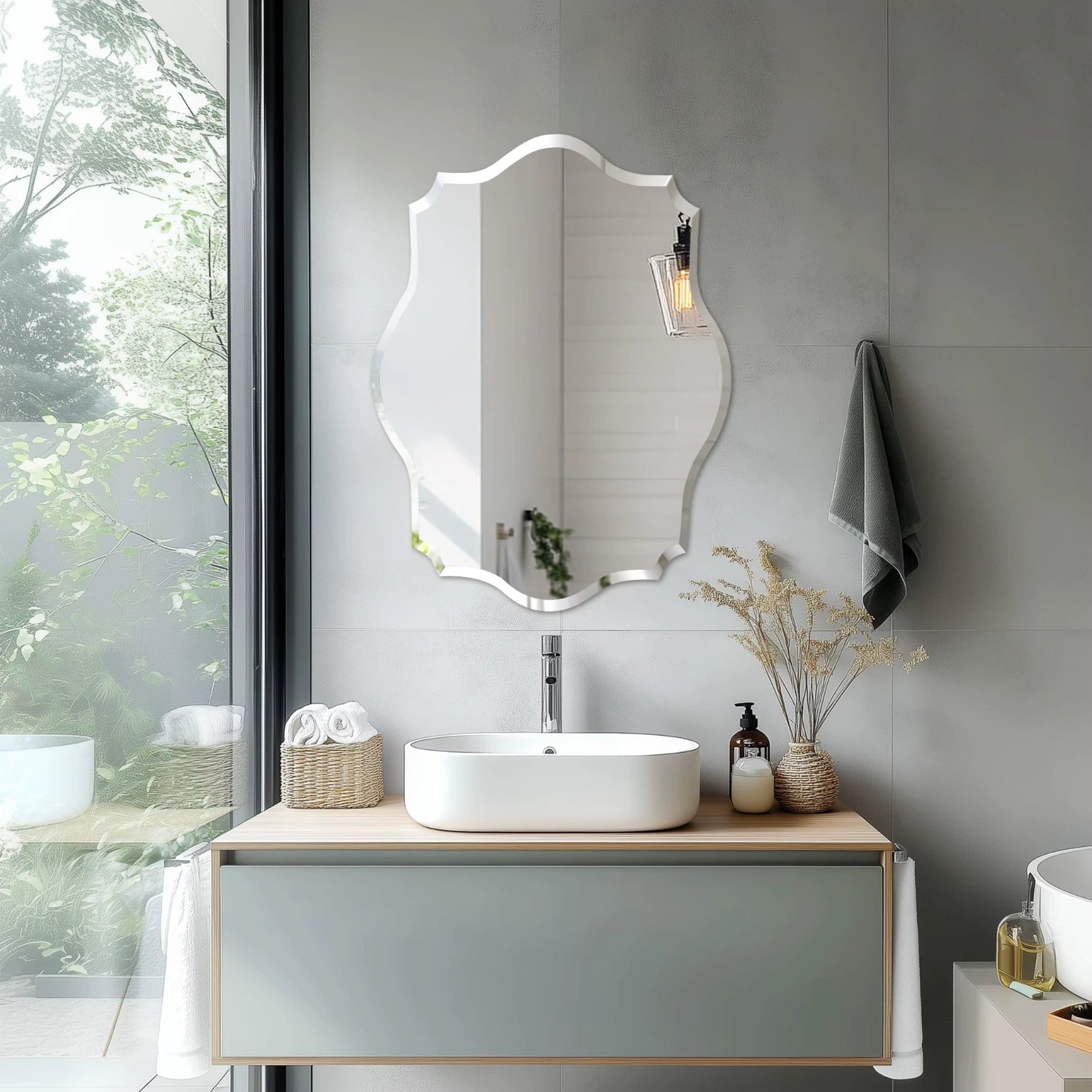 Grand miroir mural design dans une salle de bain épurée avec vue sur la nature.