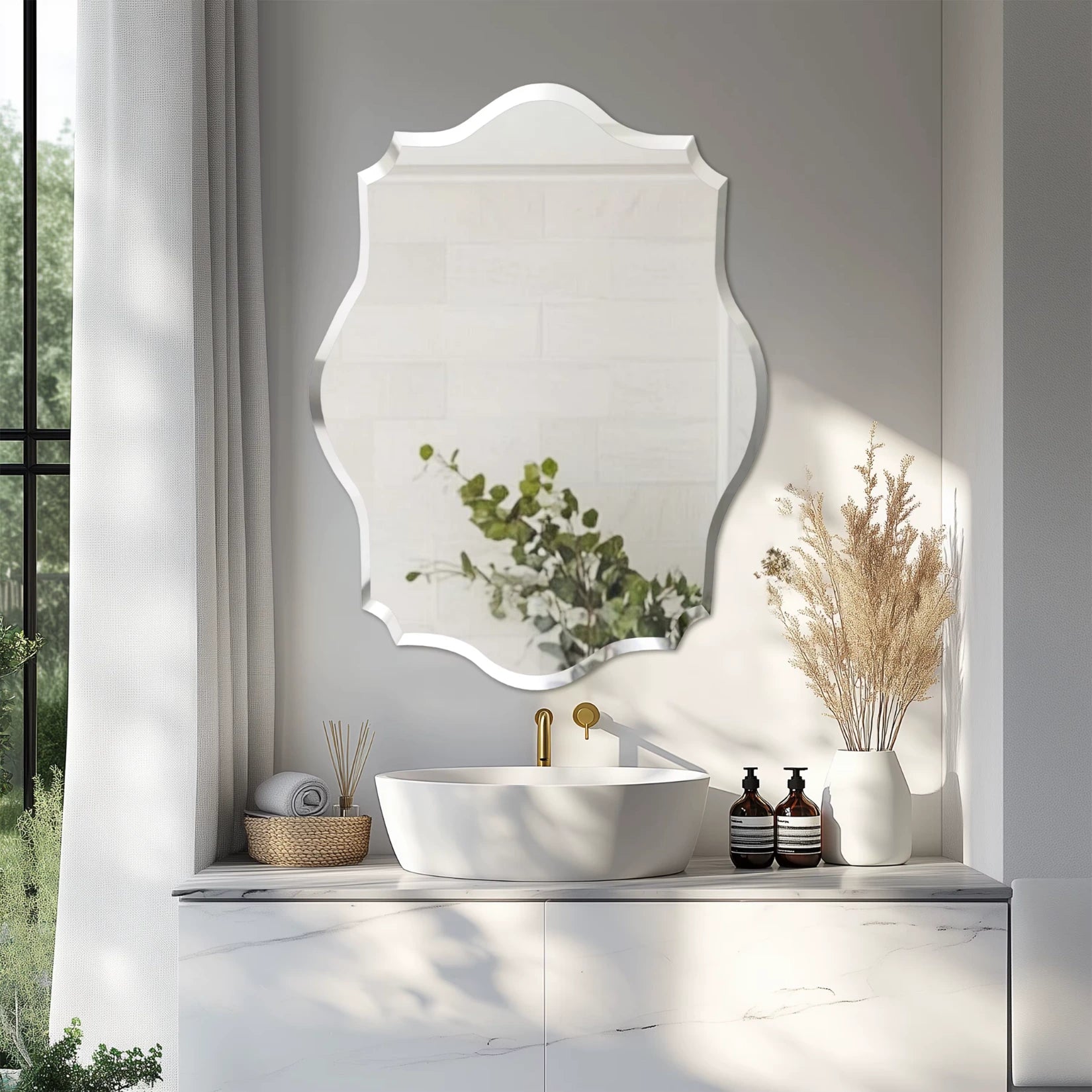 Grand miroir mural design dans une salle de bain minimaliste au style zen et naturel.