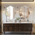 Grand miroir mural design dans une salle de bain au style Art Déco raffiné.
