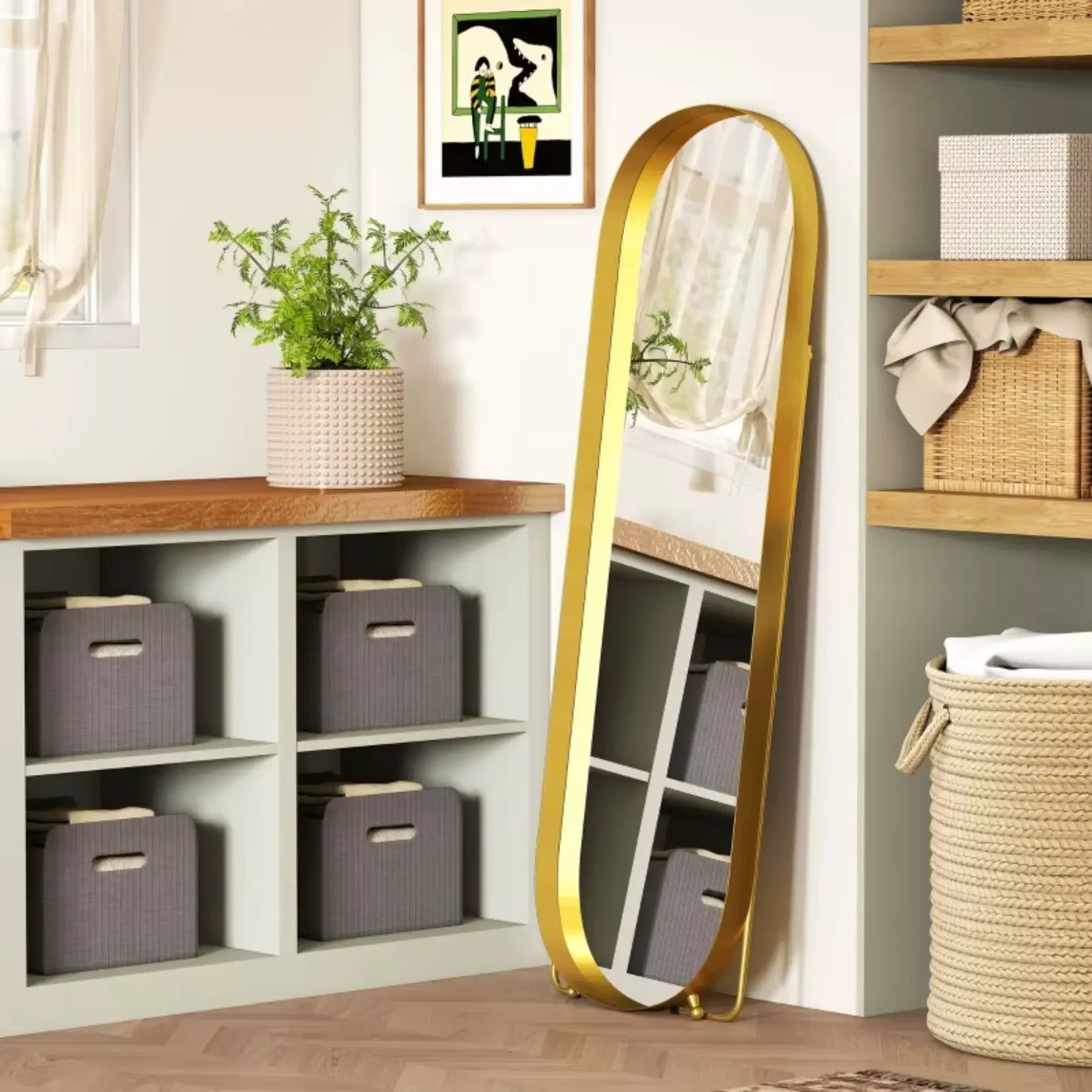 Grand Miroir Or Décoratif avec Cadre Doré dans Chambre.