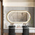 Grand miroir ovale LED avec cadre doré en position horizontale.
