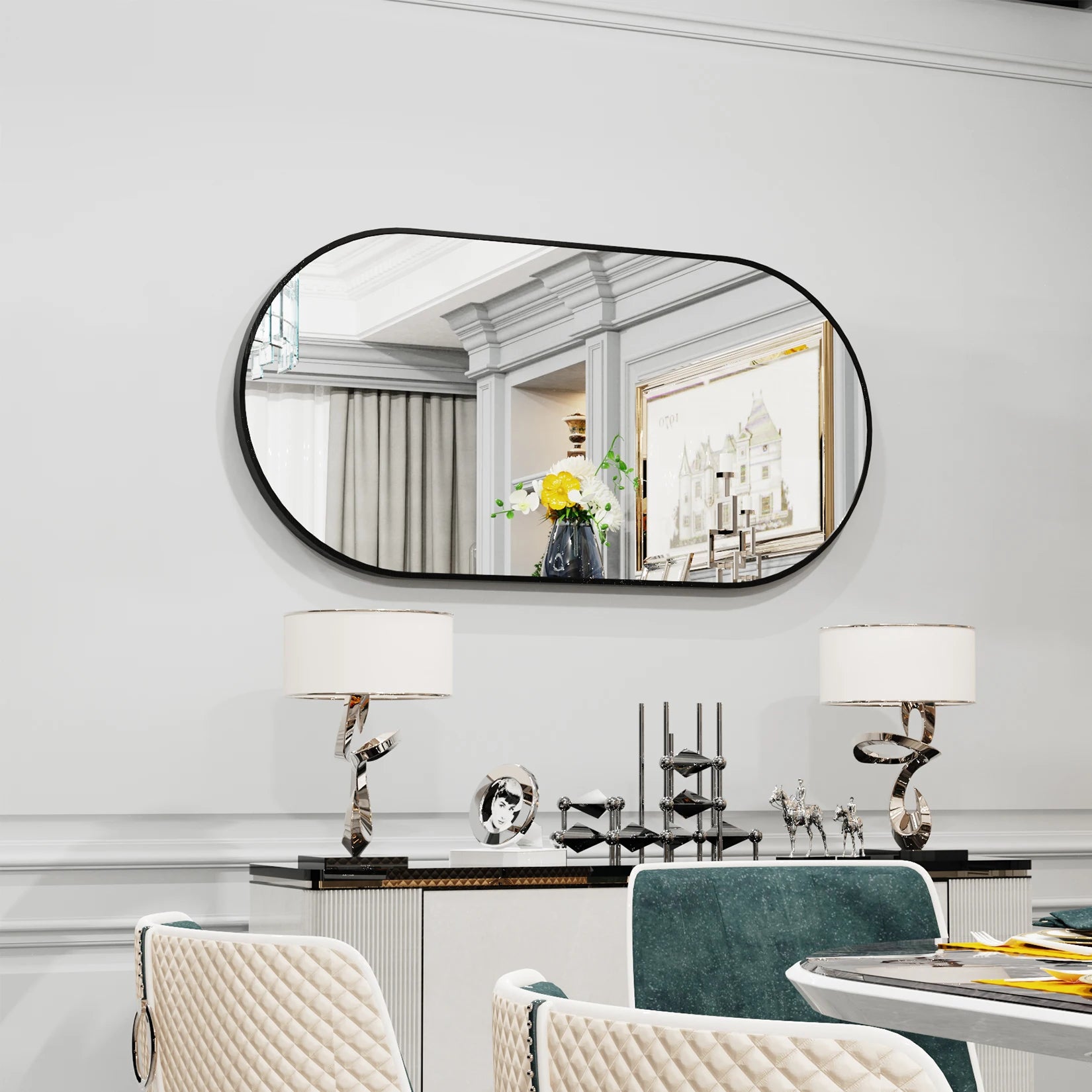 Grand miroir mural ovale et noir dans un salon ou salle à manger au style classique.