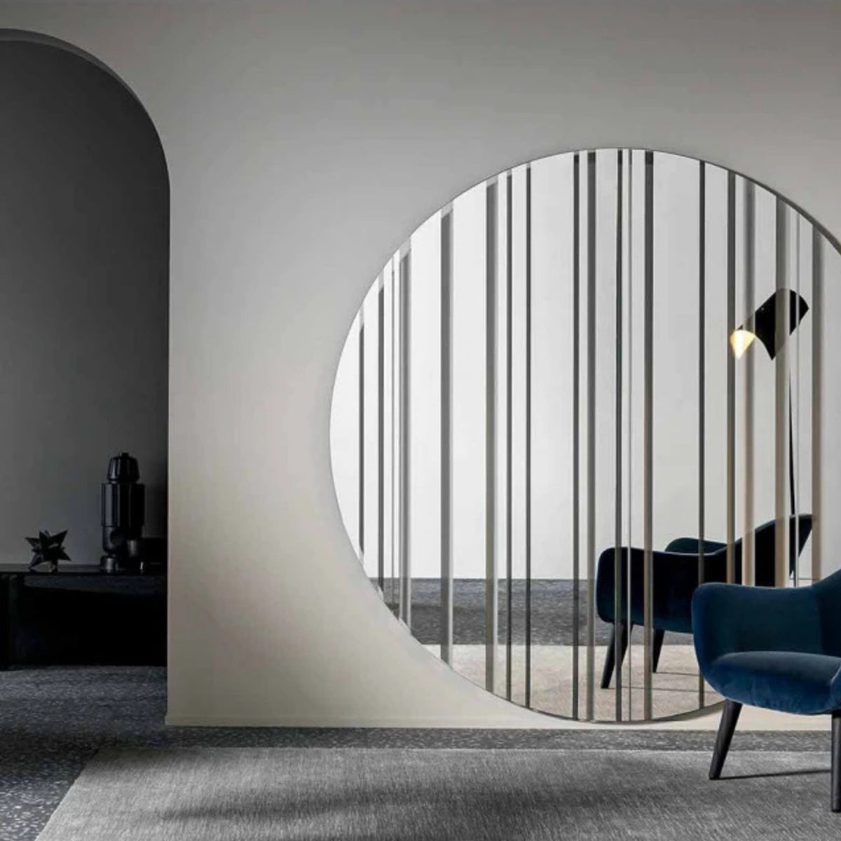 grand miroir rond 200 cm intégré dans une décoration moderne et épurée