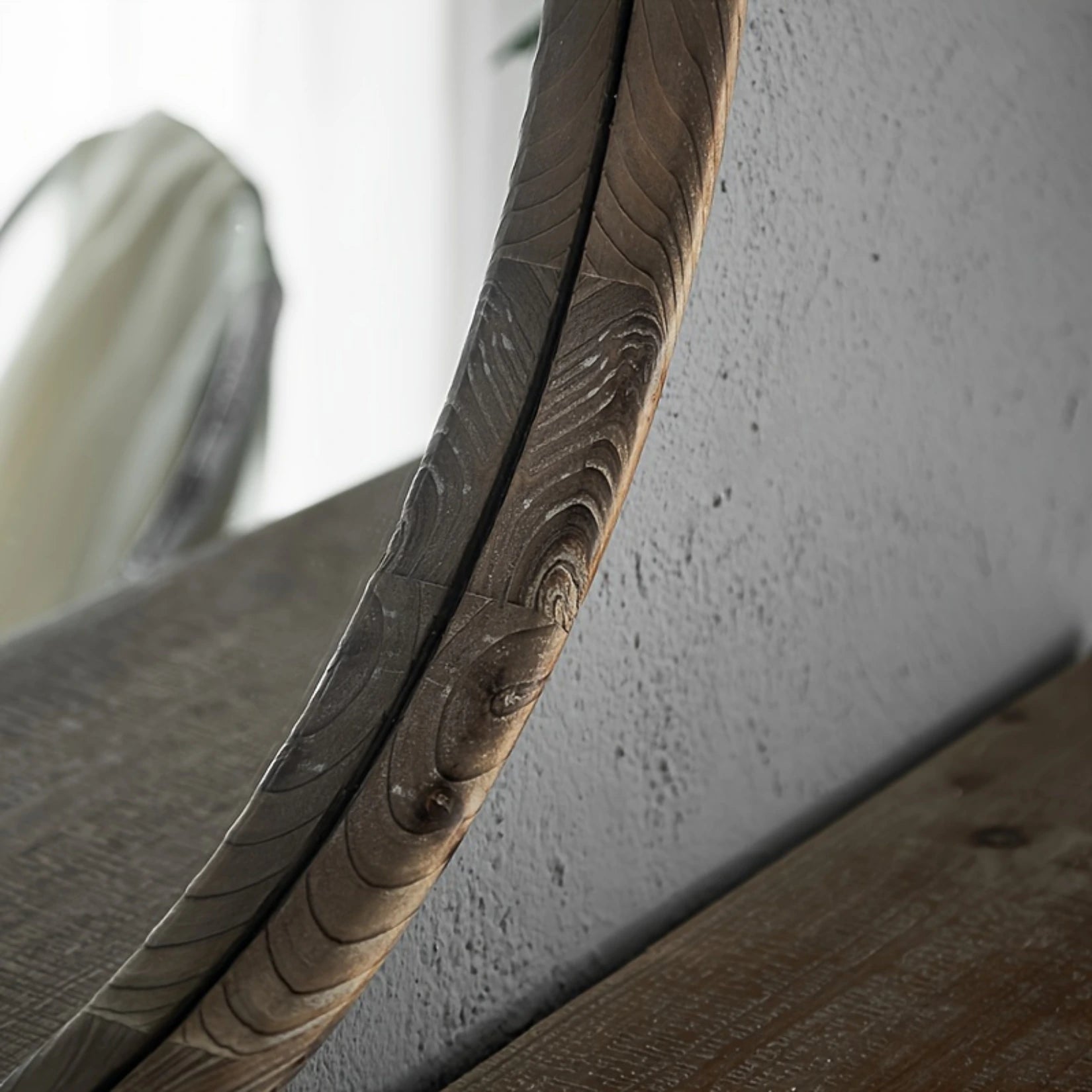 Grand miroir rond bois avec zoom sur les détails du cadre naturel en relief.
