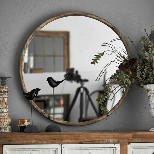 Grand miroir rond bois mural installé au-dessus d’un meuble vintage.