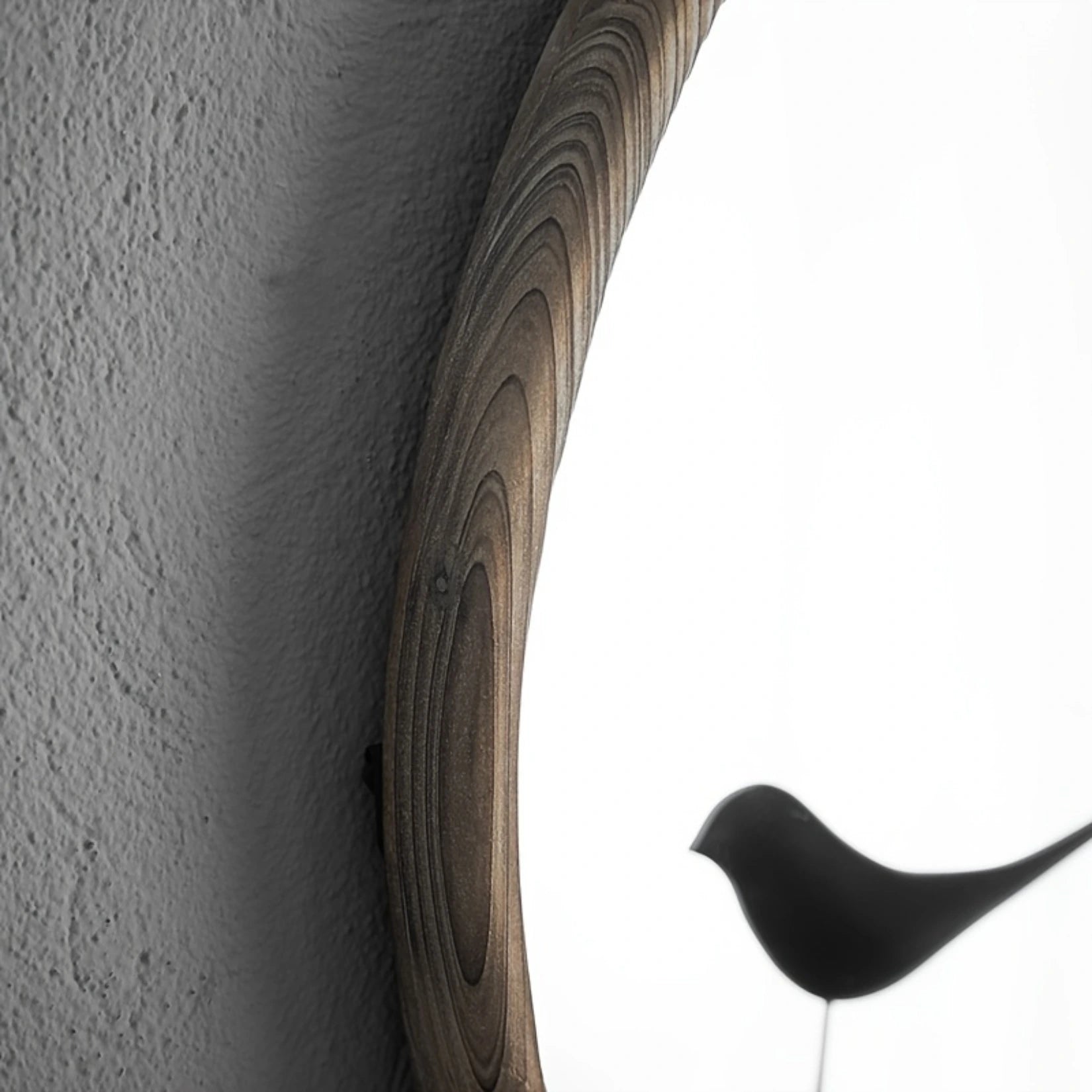 Gros plan sur la texture en relief du cadre du grand miroir rond bois.