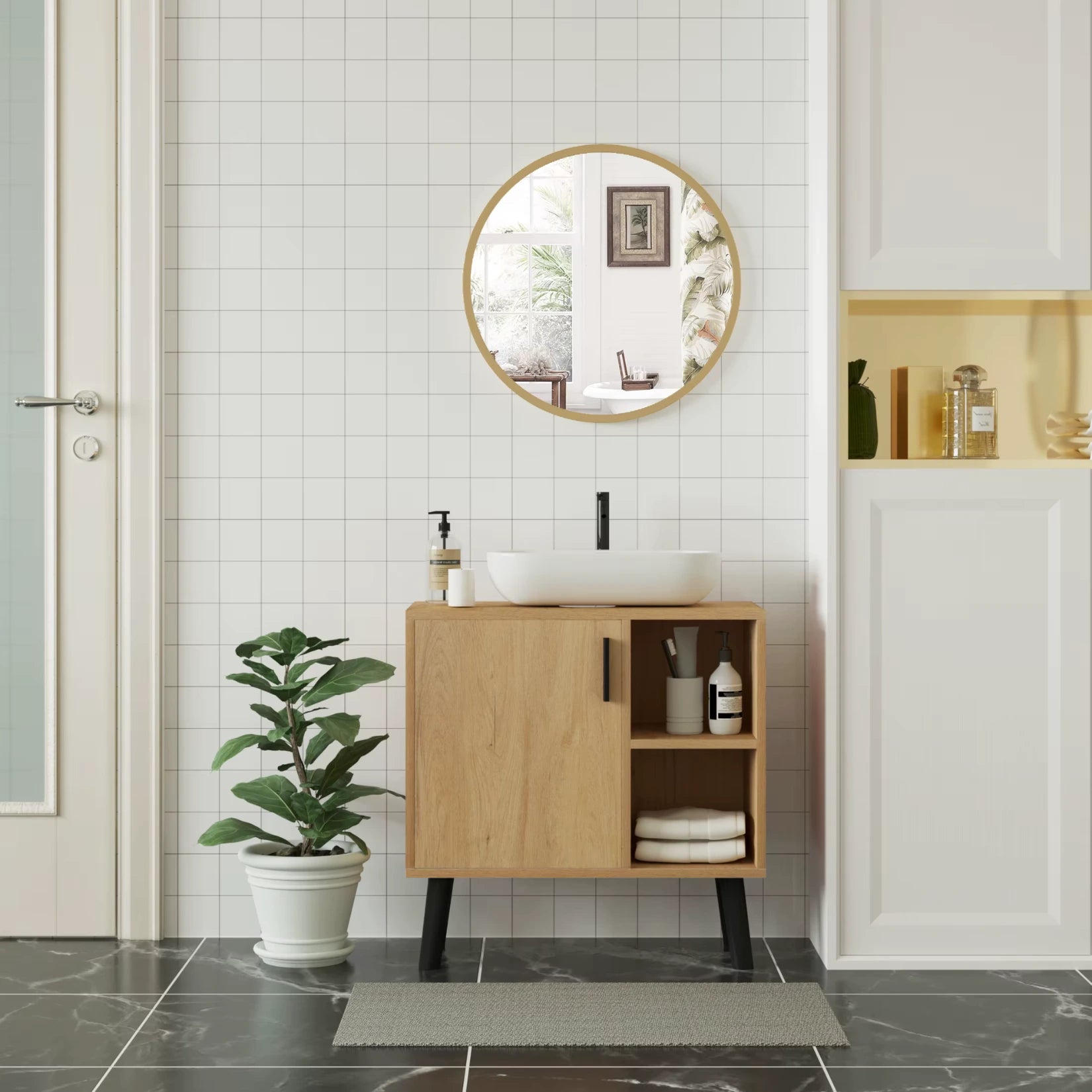 Grand Miroir Rond Doré utilisé comme miroir de salle de bain au-dessus d'un meuble en bois clair.