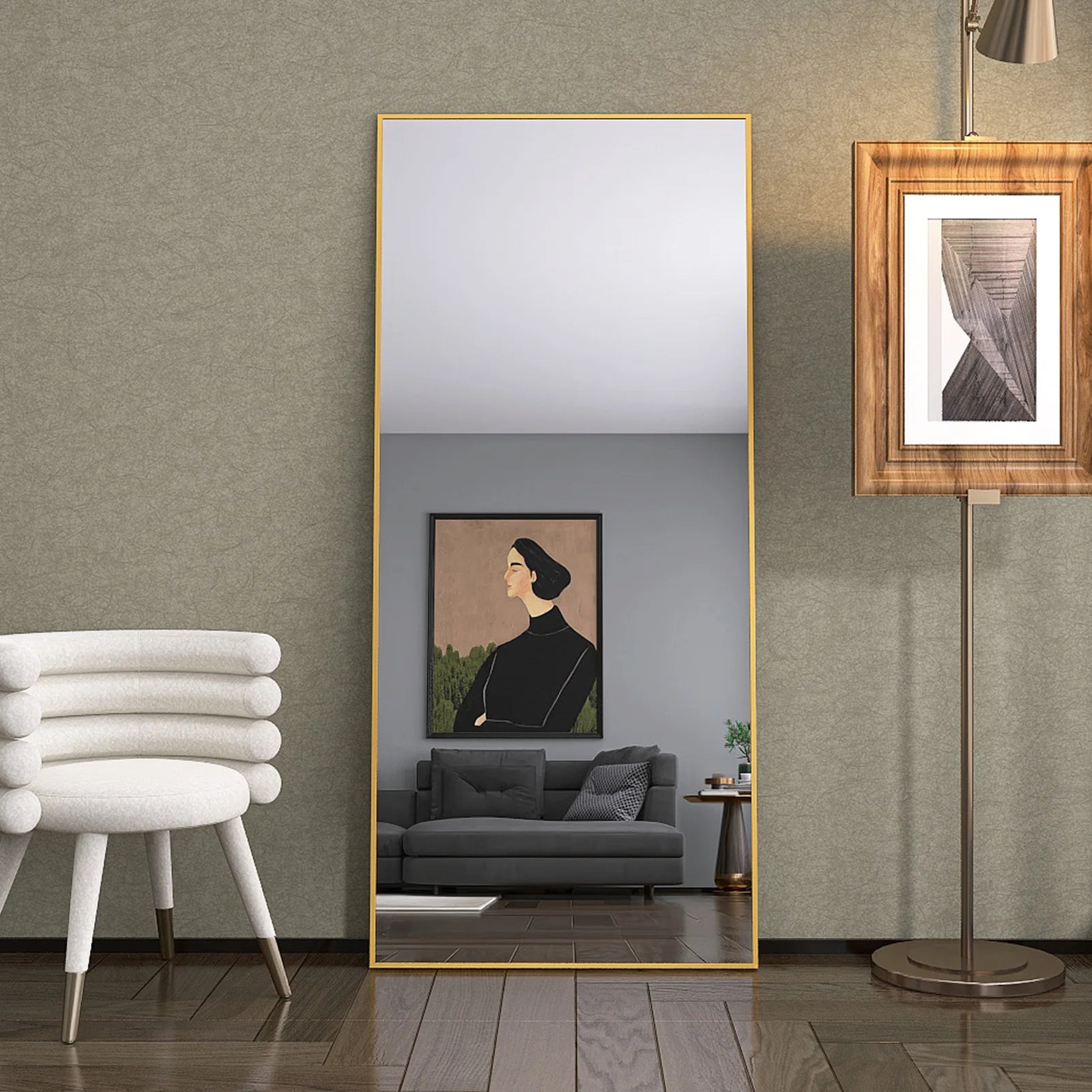 Grand miroir doré 180x80 cm avec reflet d’un tableau et fauteuil design.