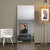 Grand miroir doré 180x80 cm avec reflet d’un tableau et fauteuil design.