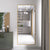 Miroir doré 180x80 cm dans un intérieur avec cuisine moderne et lustre graphique.