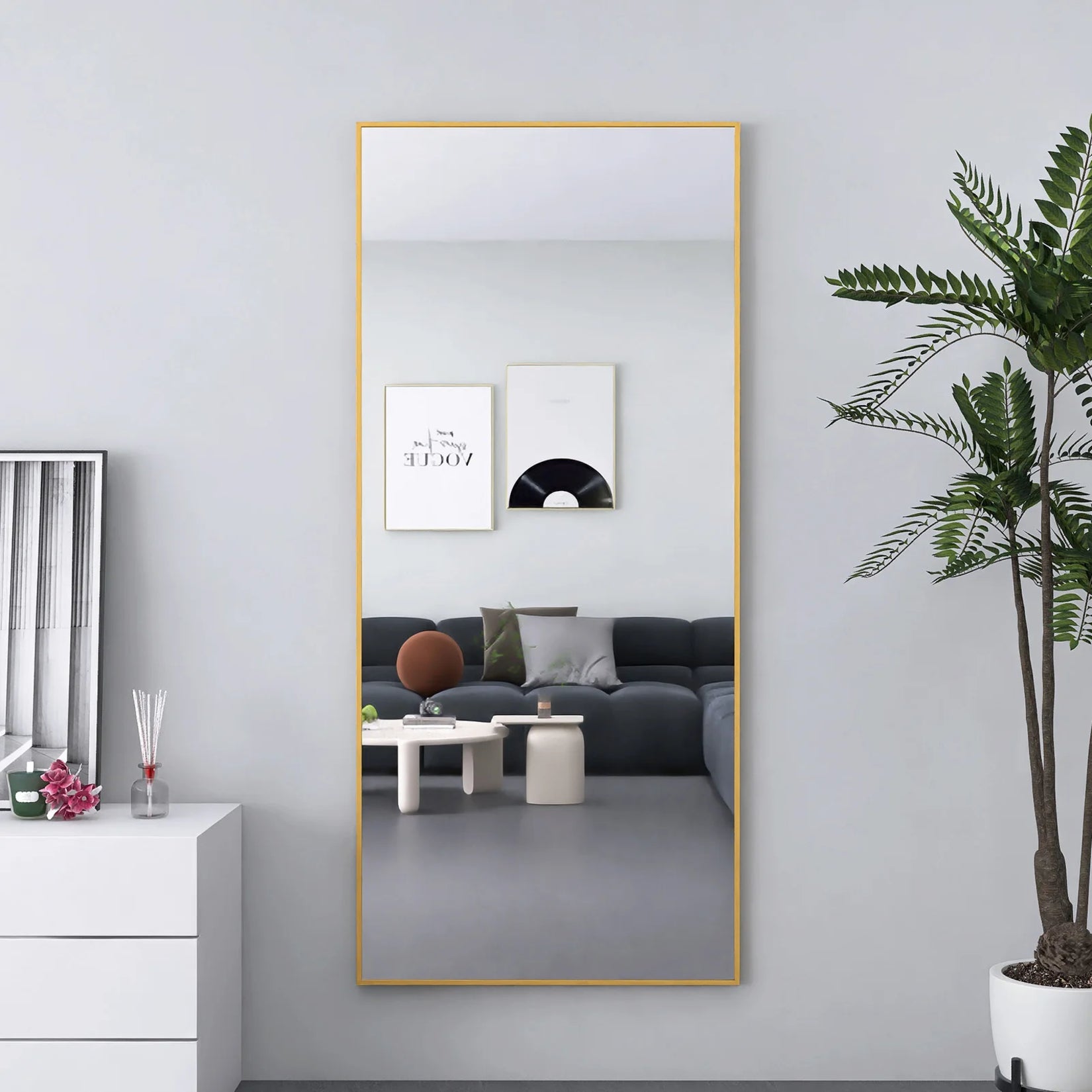 Miroir doré grand format 180x80 cm avec cadre épuré dans un intérieur minimaliste.