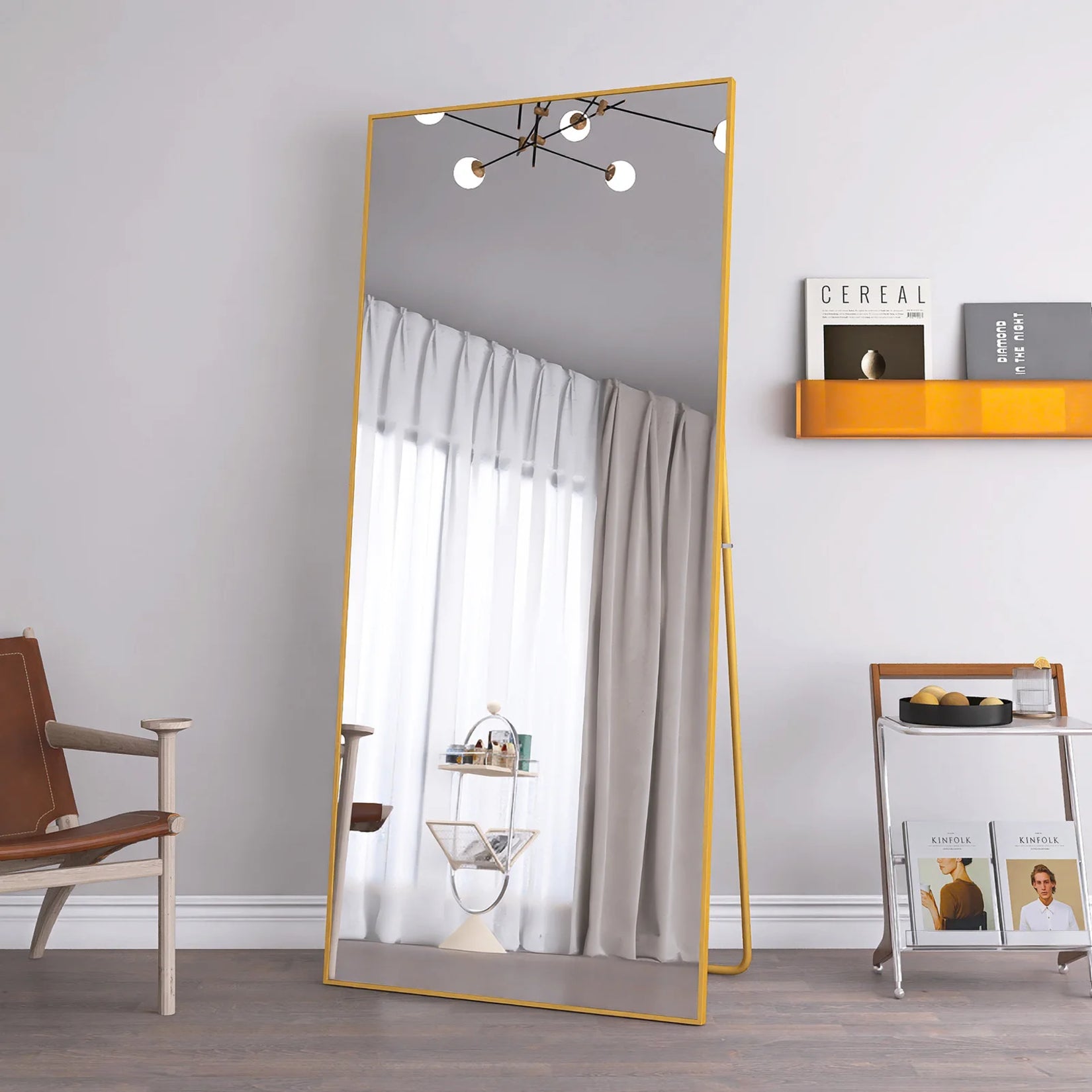 Miroir plein pied doré 180x80 cm dans une pièce lumineuse près d’une fenêtre.