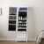 Grande armoire bijoux miroir pas cher blanche dans une chambre féminine.