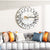 Horloge murale avec miroir apportant une touche moderne à la décoration.