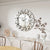 Horloge murale avec miroir au design contemporain.