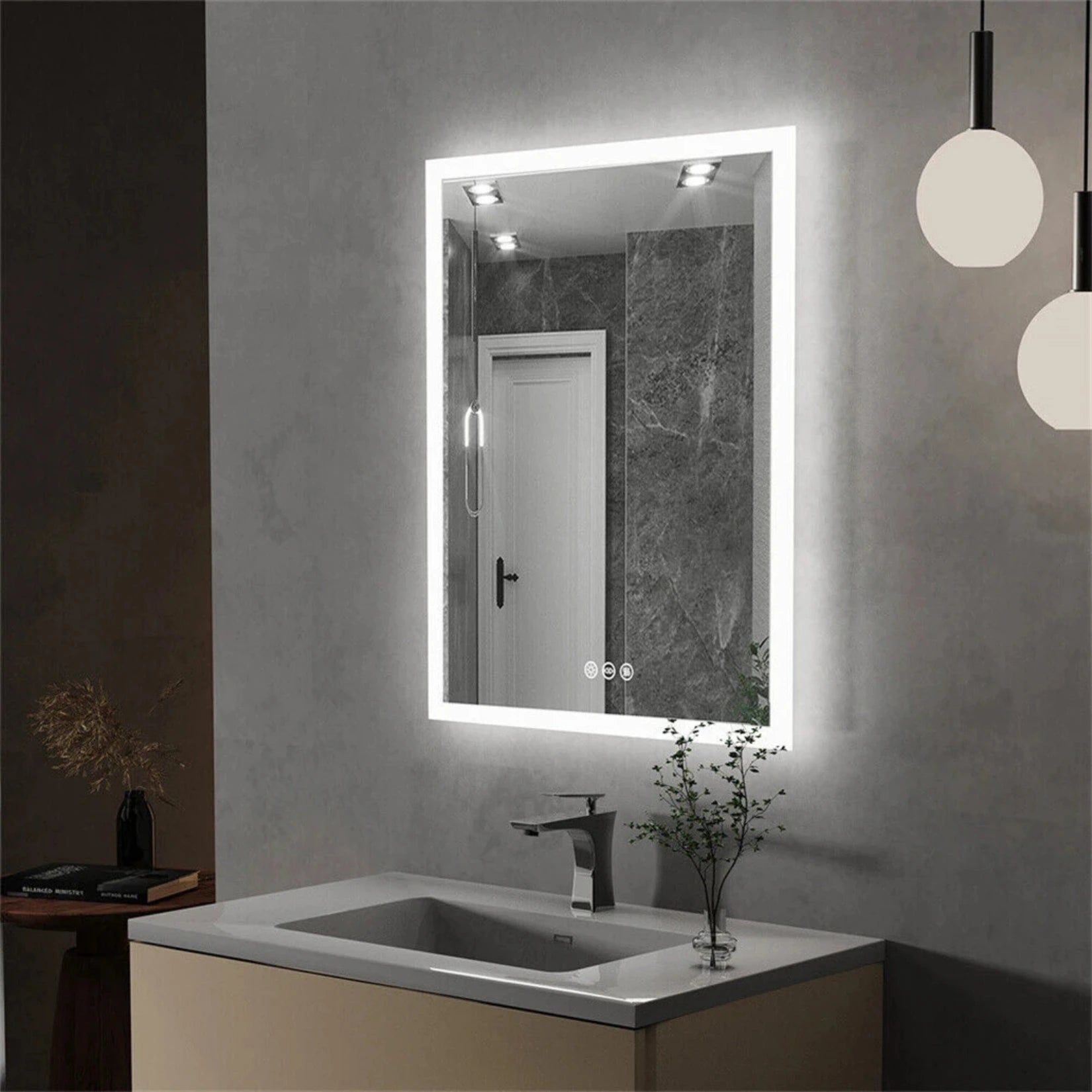Miroir 50 cm avec lumière blanche froide dans salle de bain moderne.