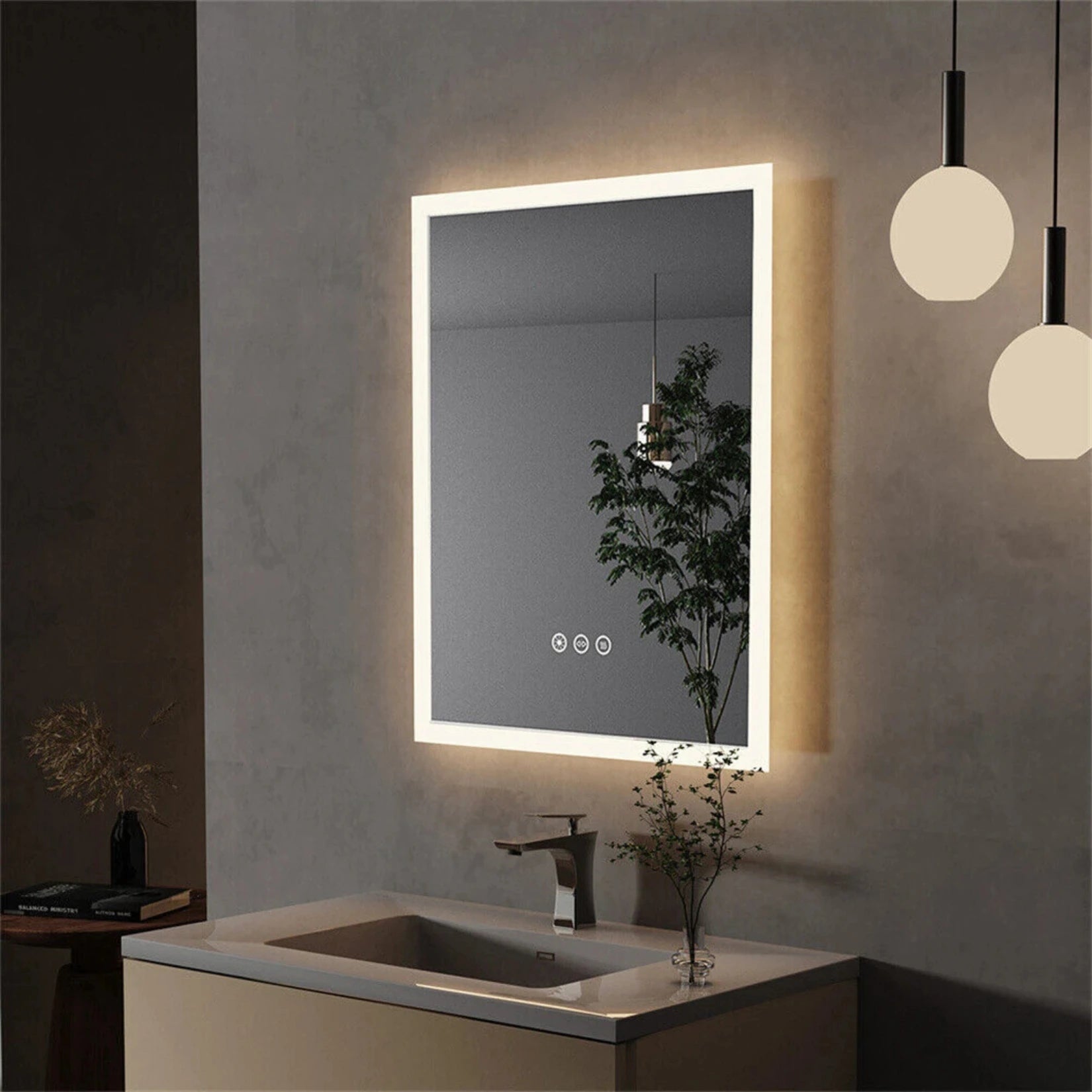 Miroir 50 cm LED avec éclairage chaud au-dessus d’un lavabo contemporain.