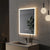 Miroir 50 cm LED avec éclairage chaud au-dessus d’un lavabo contemporain.