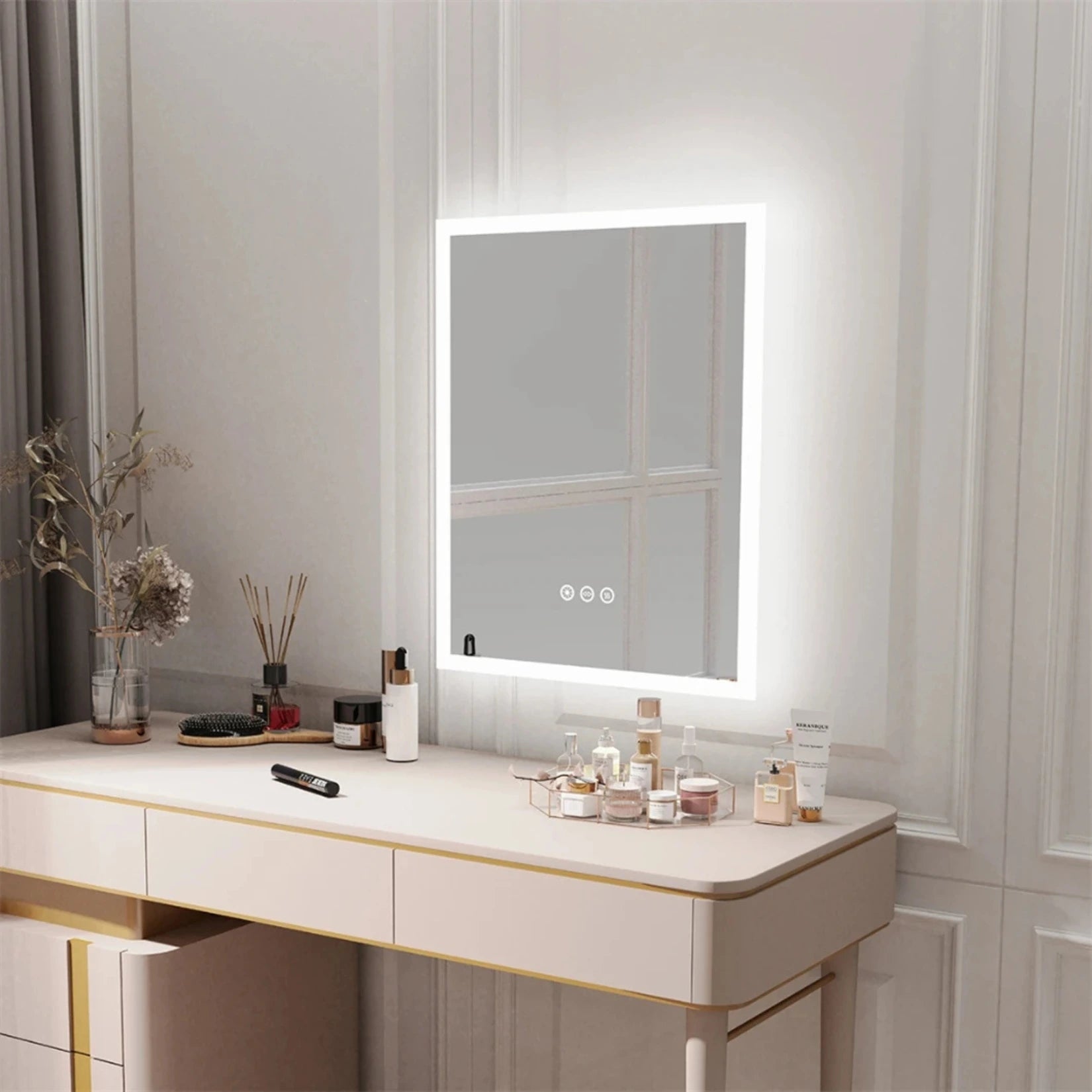 Miroir 50 cm à éclairage LED fixé sur un mur blanc, ambiance moderne et épurée.