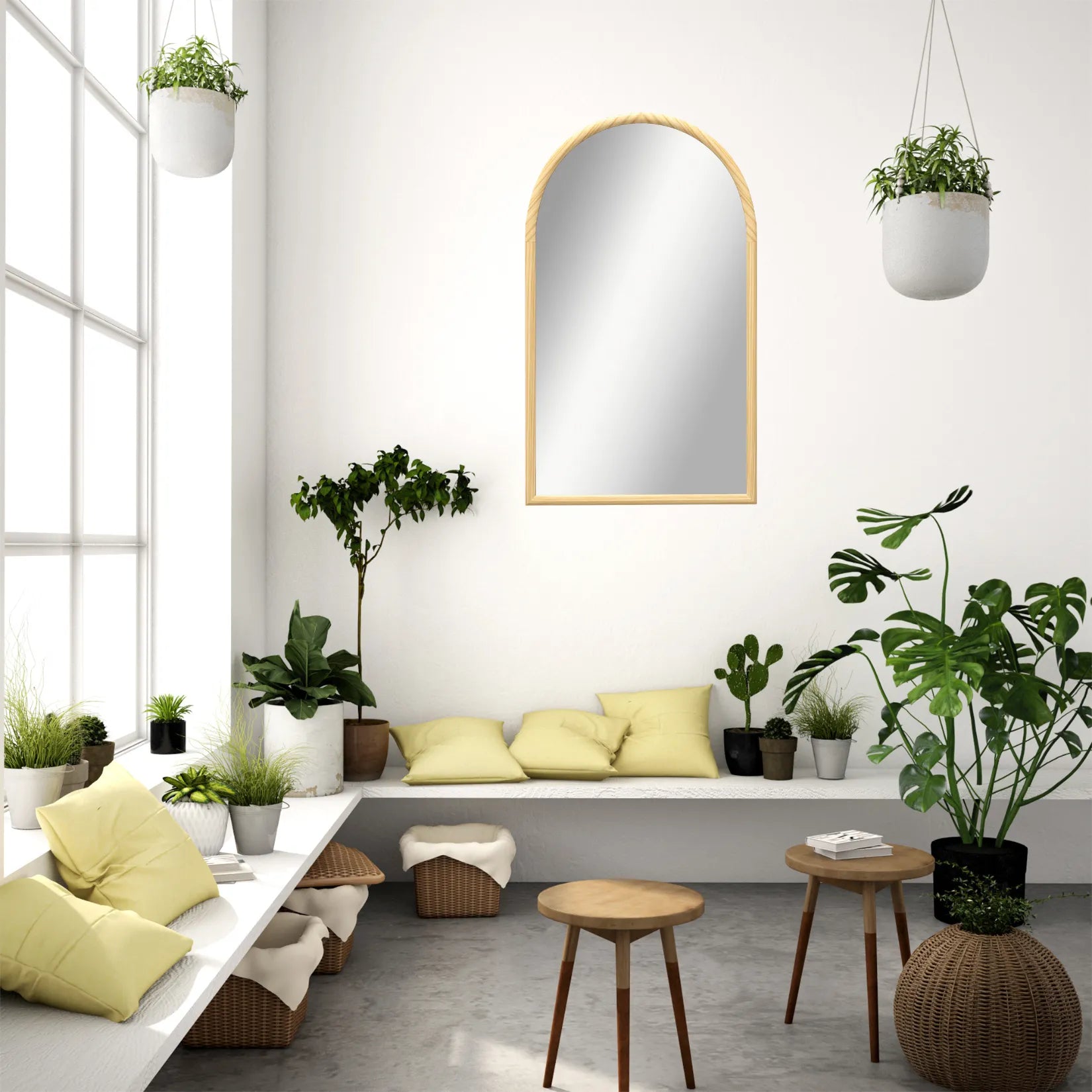 Espace zen lumineux avec miroir arche bois, coussins jaunes et plantes vertes.