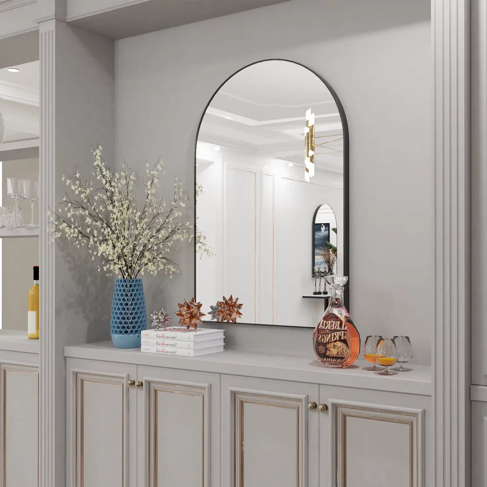 Miroir Arche au cadre noir intégré dans un salon élégant avec buffet et étagères décoratives.