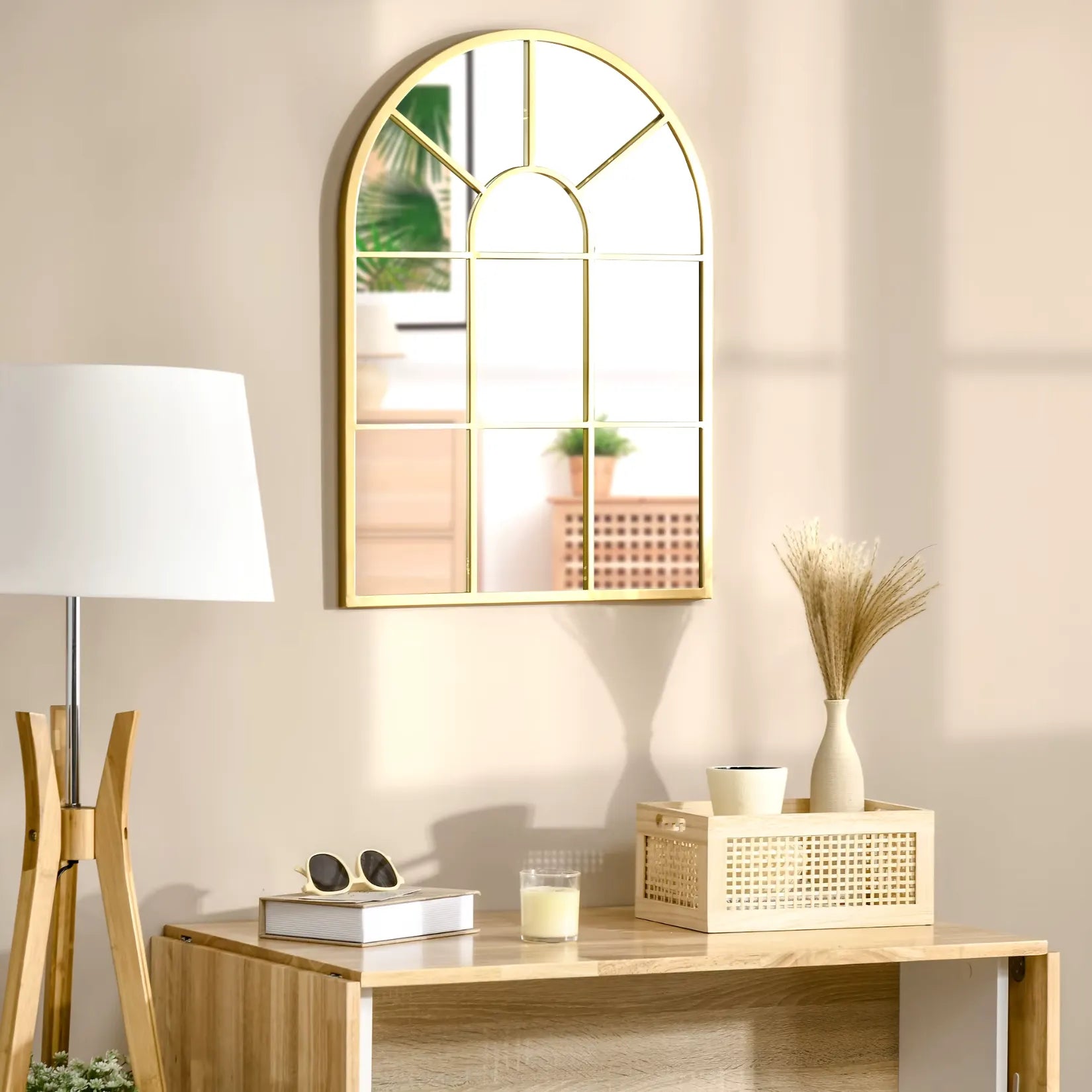 Miroir Arche Doré fixé au mur dans un coin bureau de style naturel.