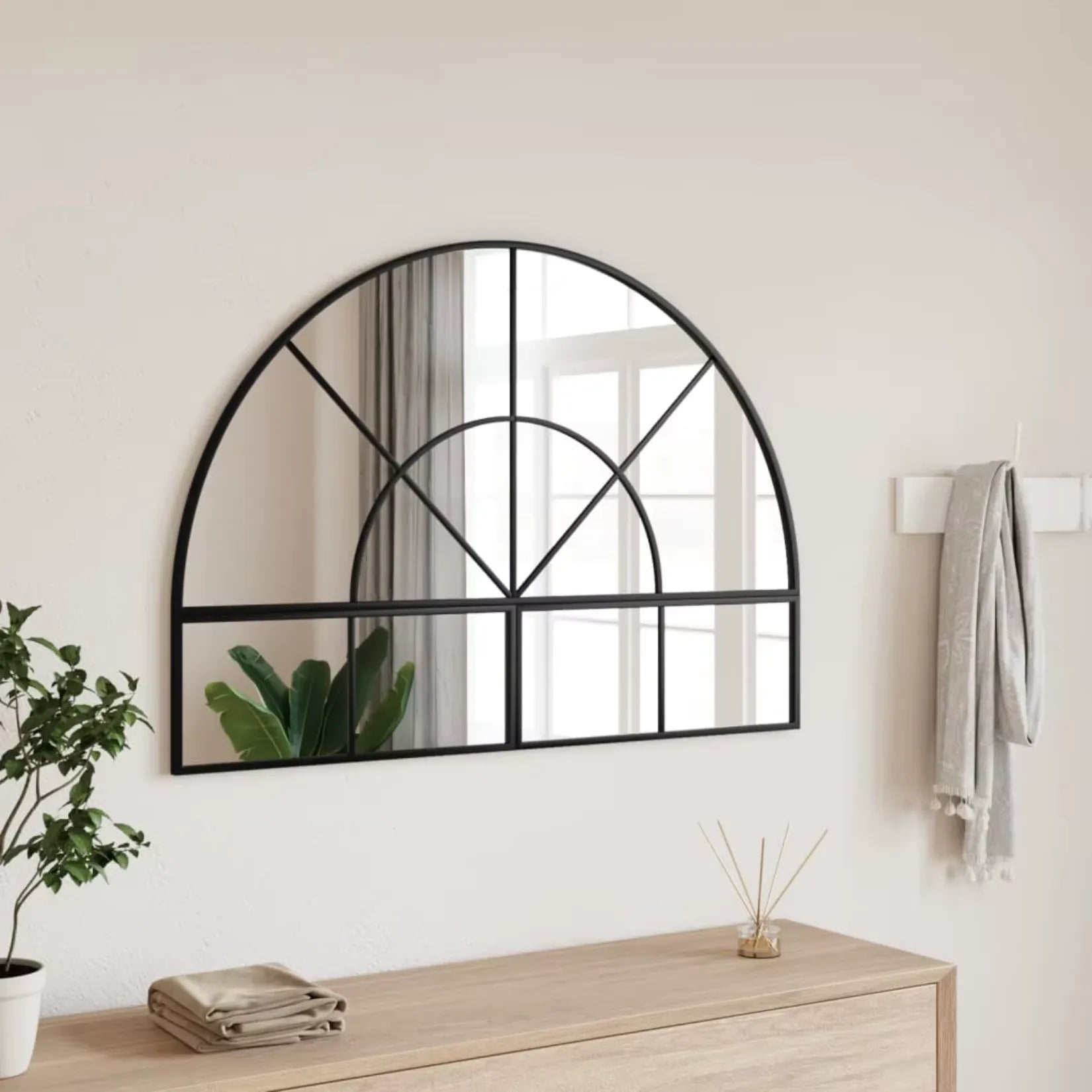 Miroir arche mural 100x70 cm installé dans une pièce de vie lumineuse et moderne.