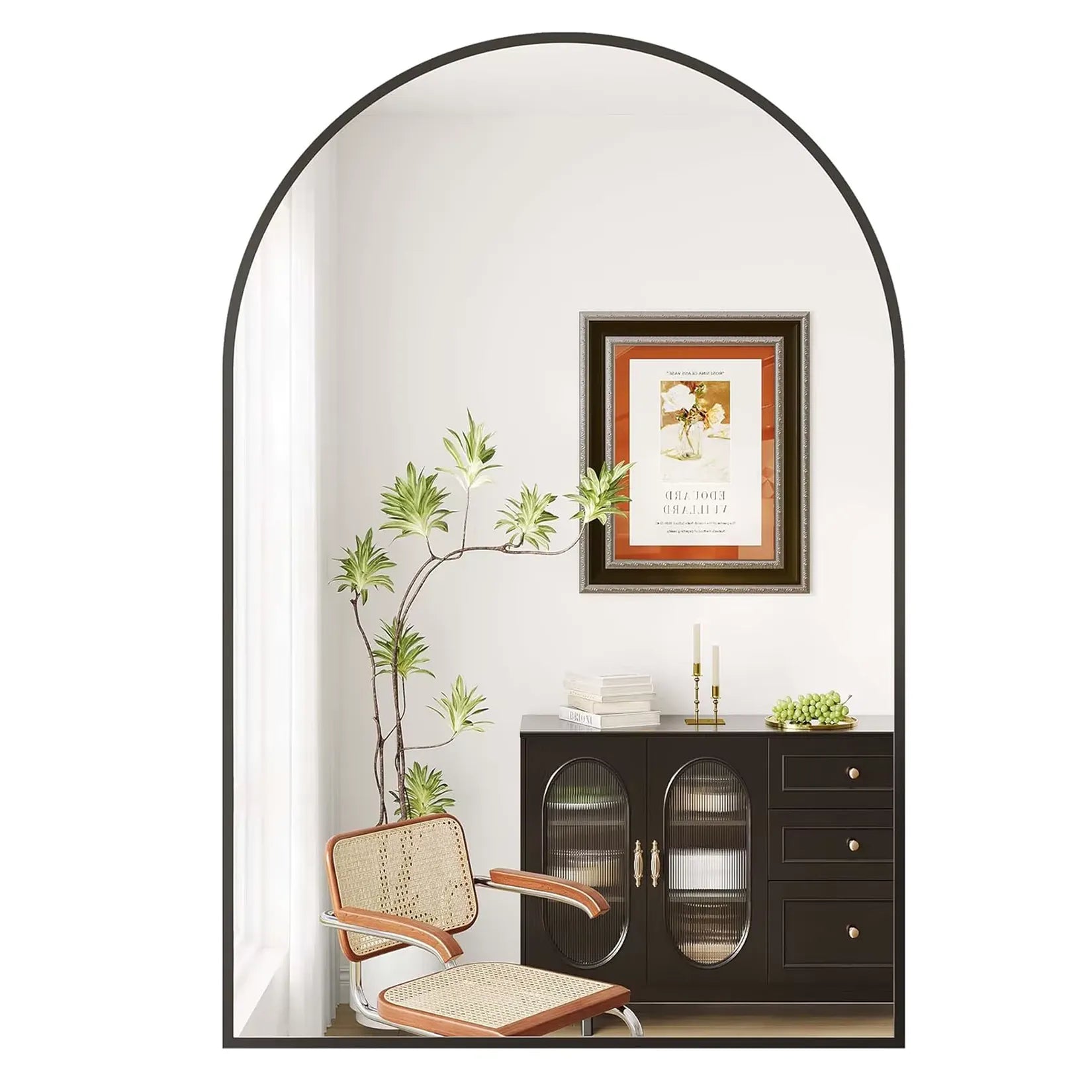 Miroir arche noir avec cadre aluminium fin dans un intérieur clair.