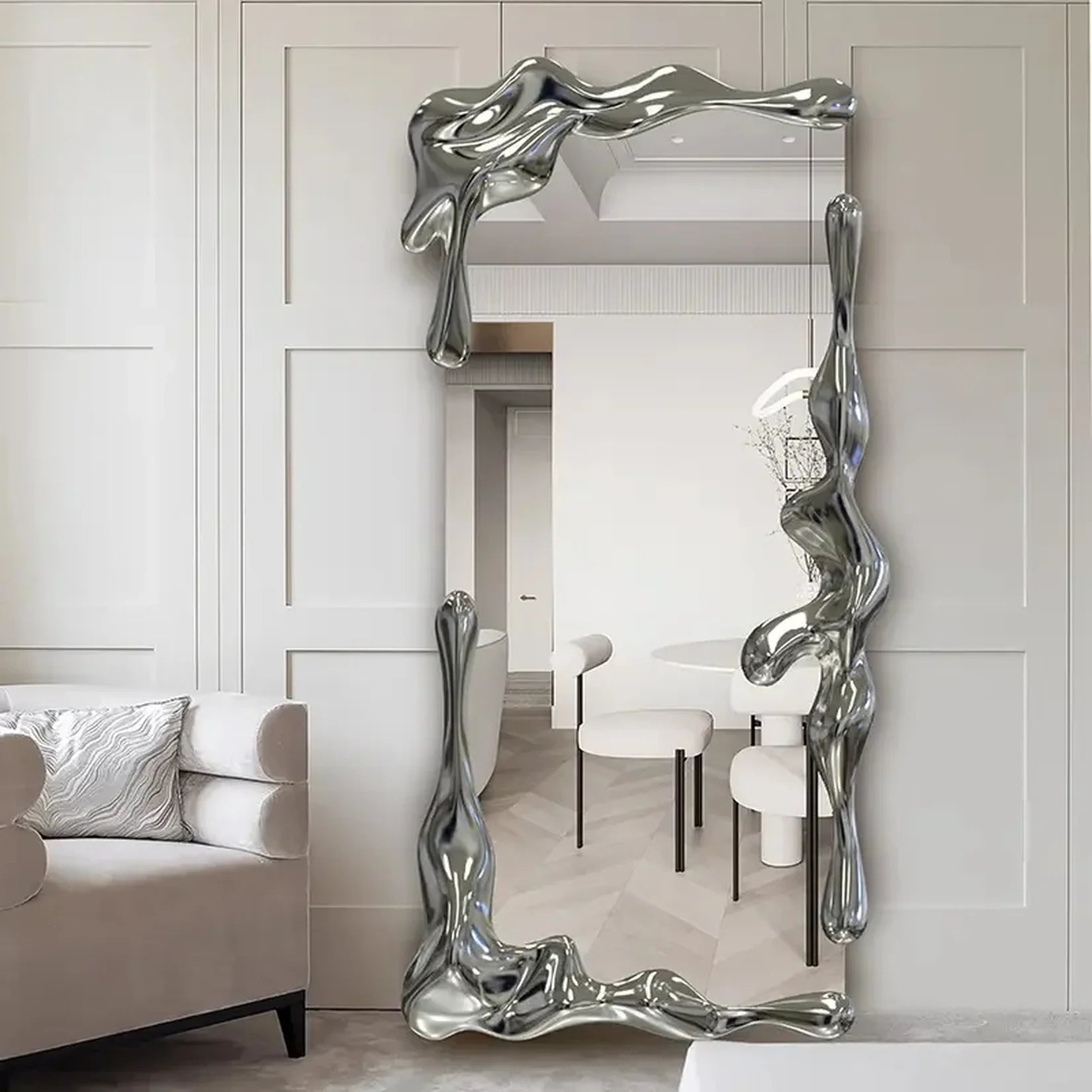 Miroir argenté Mercuria dans un intérieur design épuré.