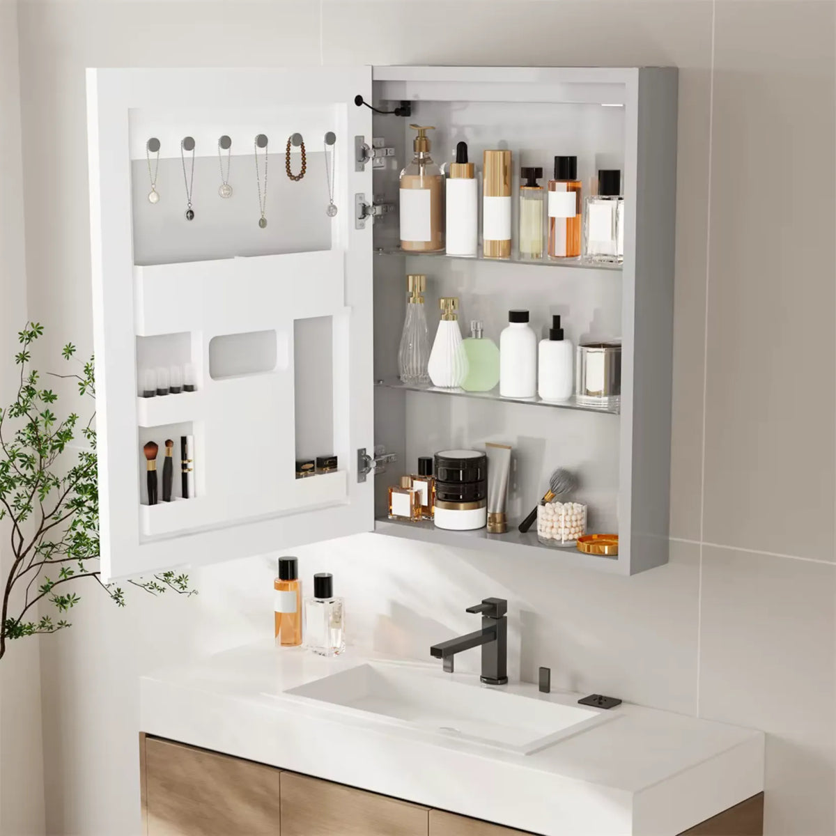 Miroir armoire de toilette ouverte : étagères en verre et rangements de contre-porte garnis.