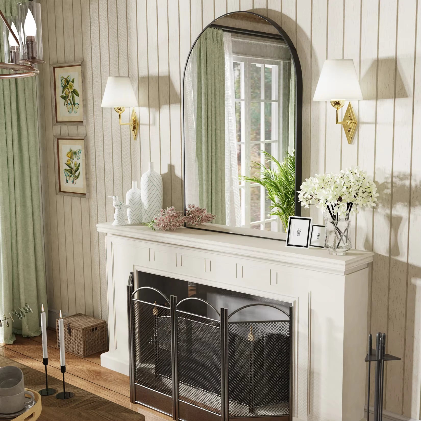 Miroir arqué décoratif placé au-dessus d'une cheminée dans un intérieur moderne.