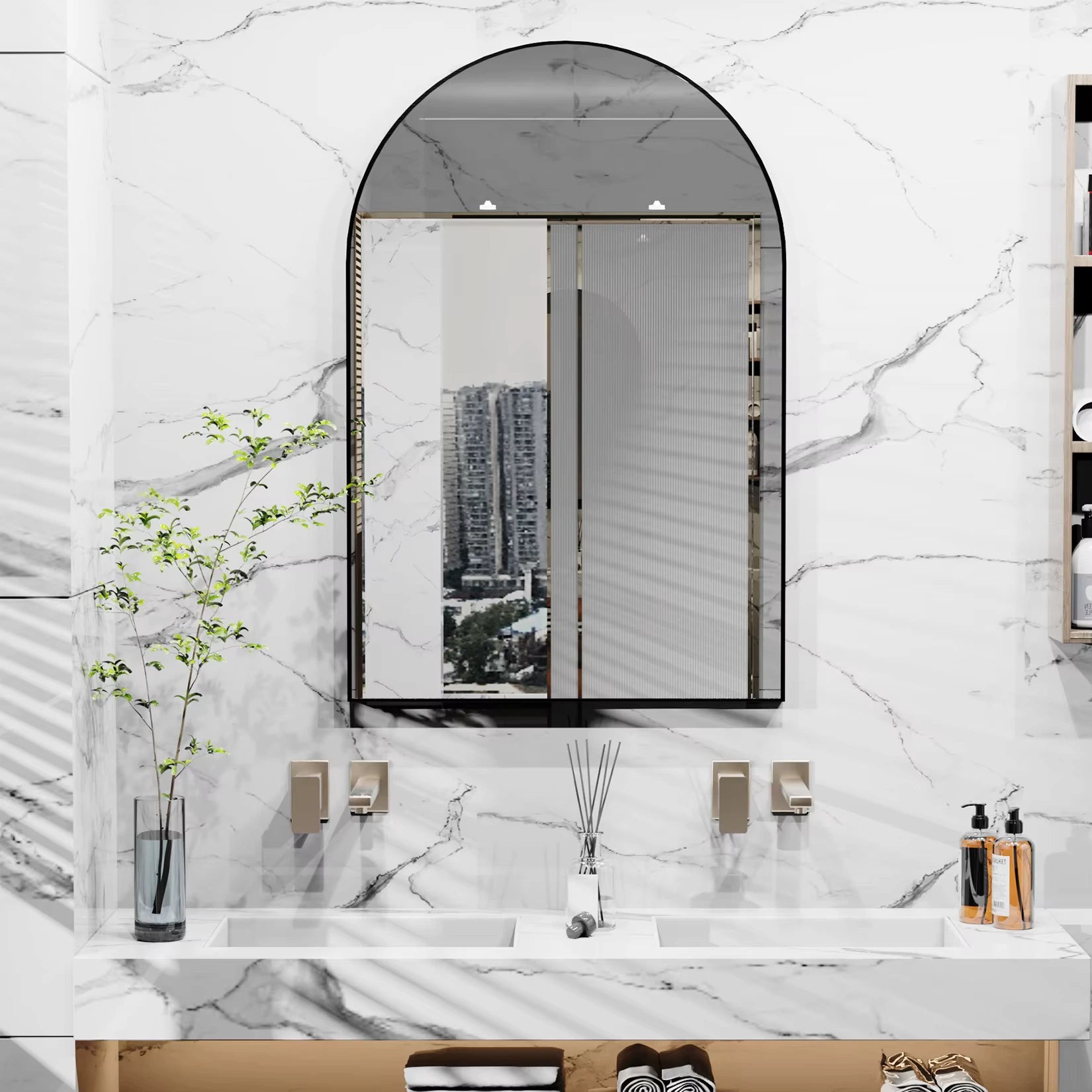 Miroir arqué avec un cadre noir dans une salle de bain urbaine au design en marbre.
