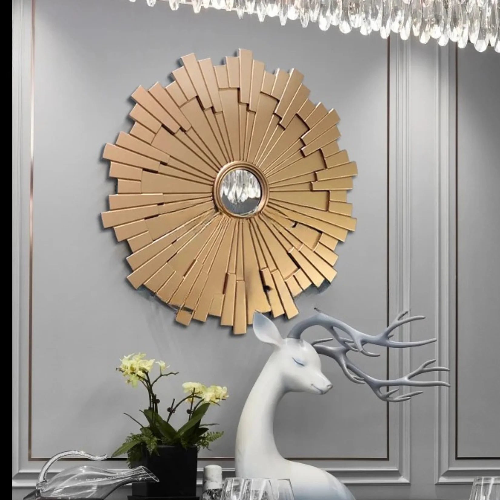 Miroir Art Déco luxe dans une entrée avec lustre en cristal.