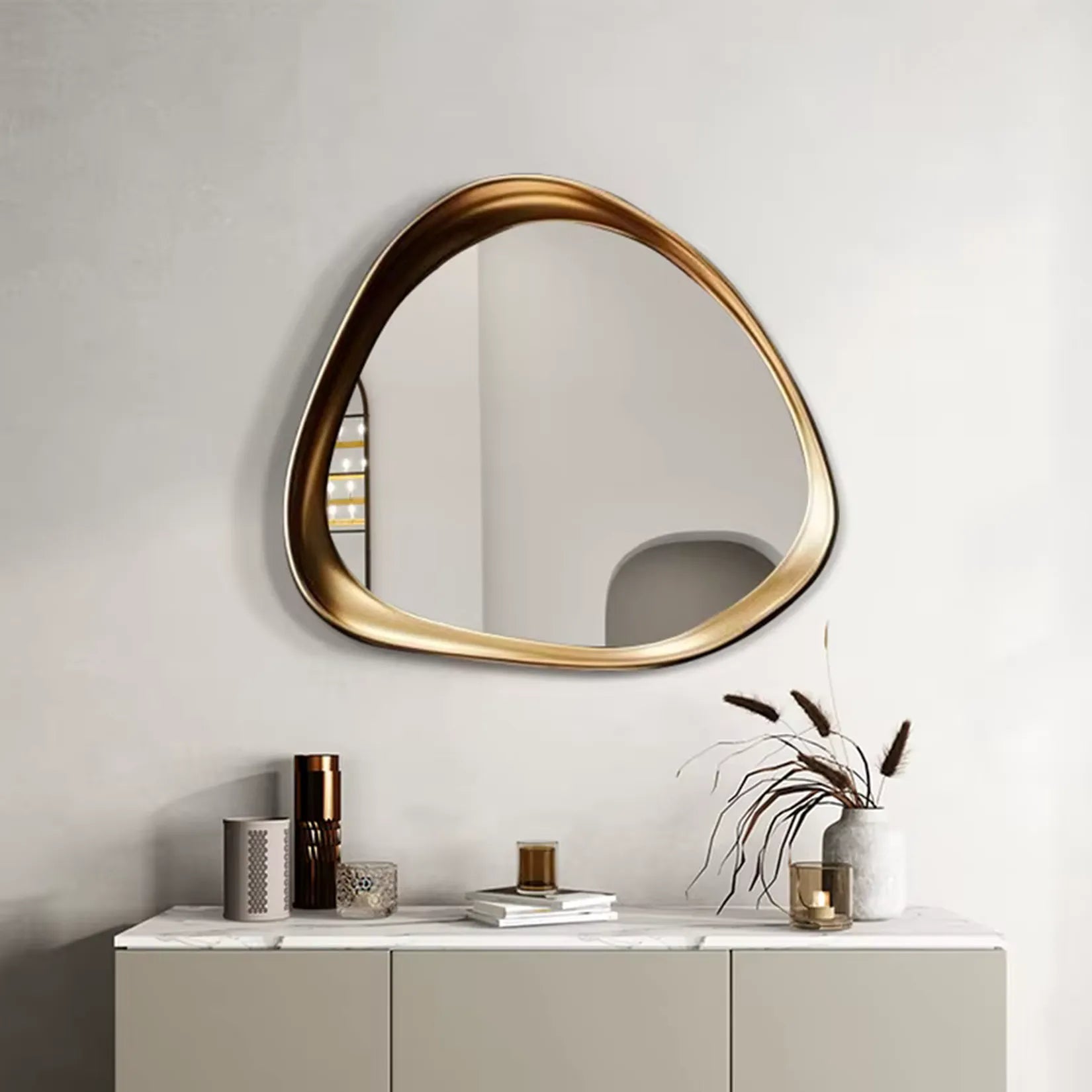 Miroir Art Nouveau Doré L'Ondoyant au-dessus d'un buffet blanc en décoration murale.