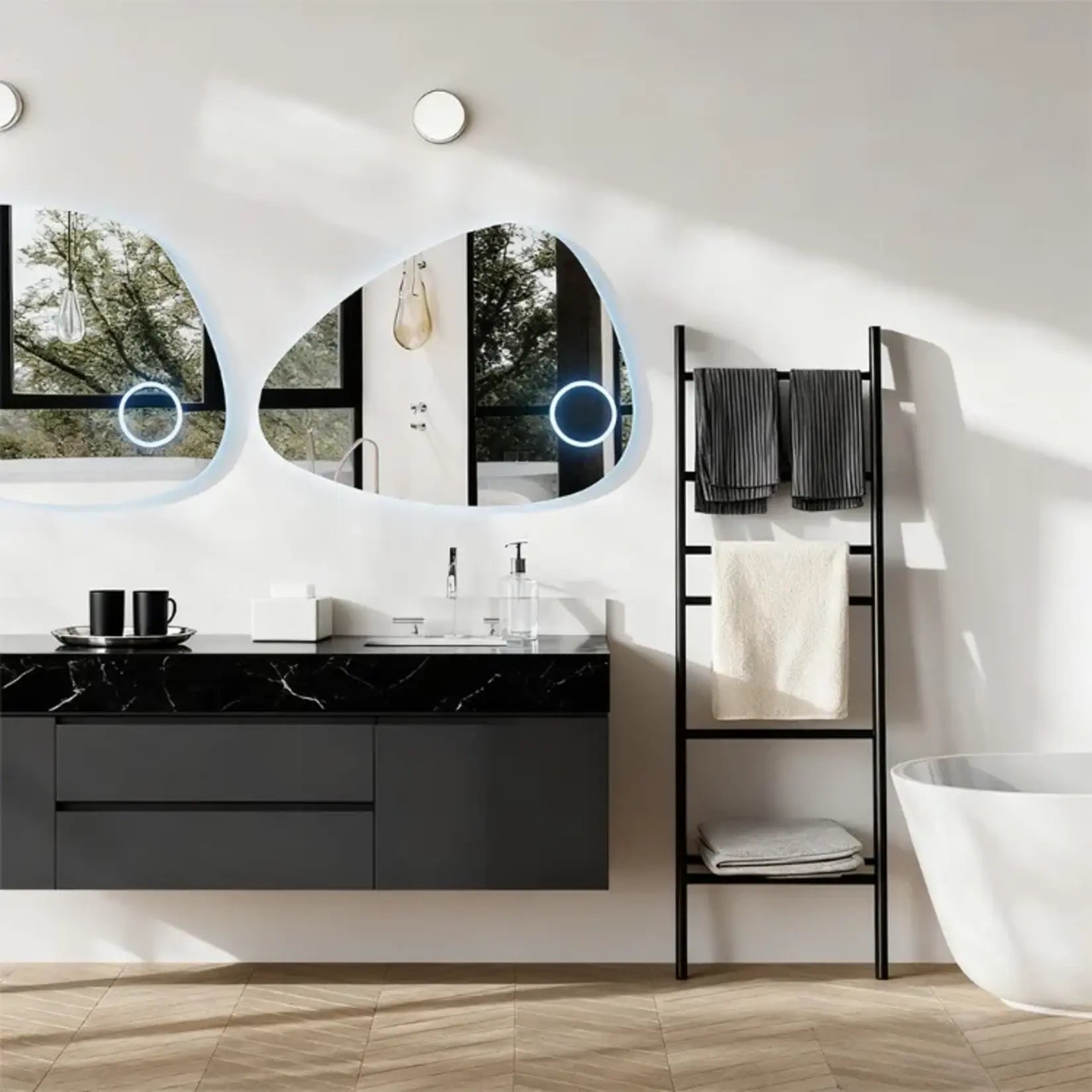 Double miroir asymétrique salle de bain installation sur meuble vasque noir moderne.