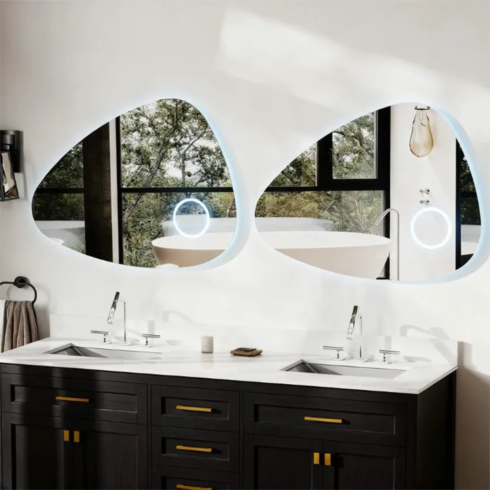 Configuration double miroir asymétrique salle de bain pour vasque couple design noir.