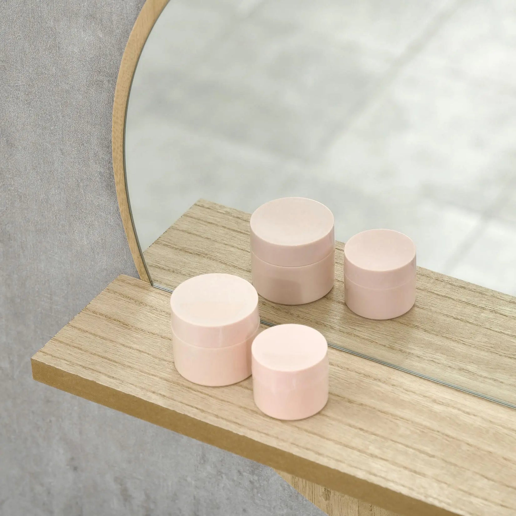 Zoom sur l'étagère bois du miroir salle de bain.