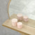 Zoom sur l'étagère bois du miroir salle de bain.