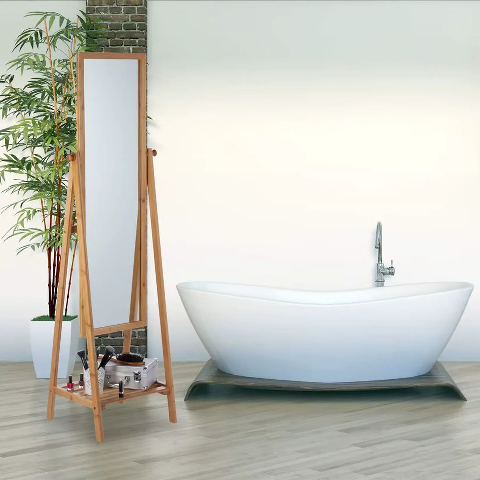 Miroir Bambou sur pied ambiance salle de bain avec baignoire îlot.