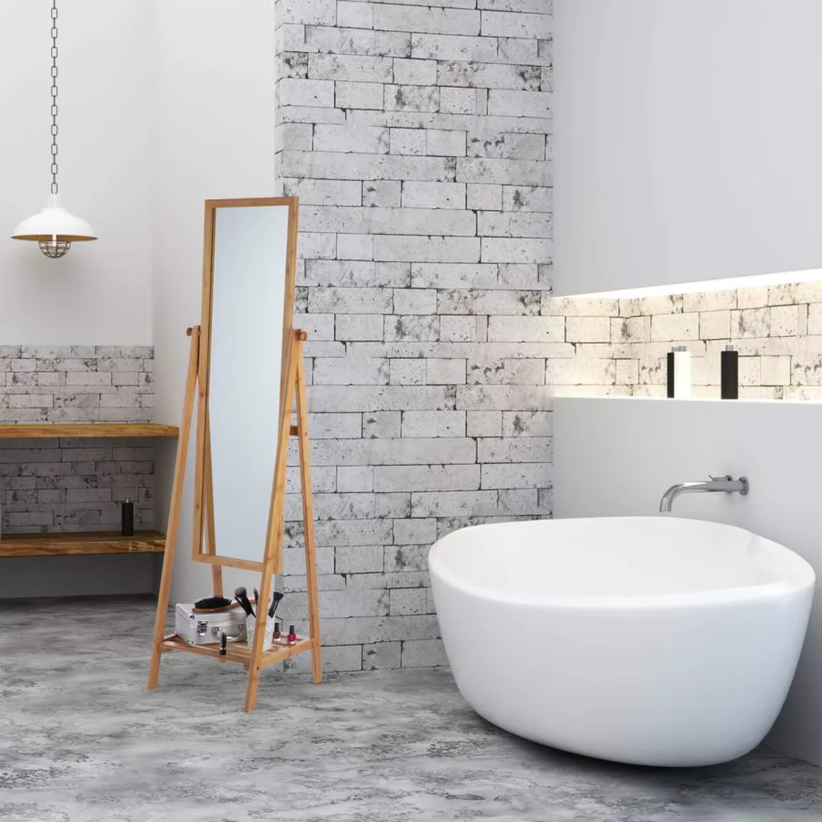 Miroir Bambou sur pied dans salle de bain moderne avec baignoire.