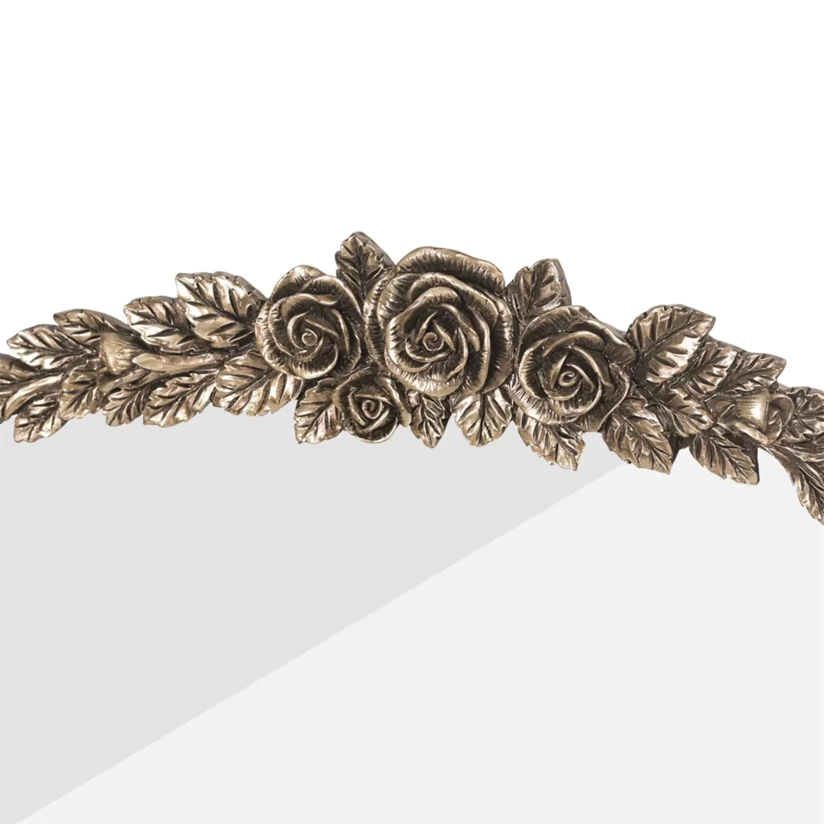 Gros plan sur la moulure florale du miroir baroque doré, mettant en valeur les roses sculptées dans un style antique soigné.