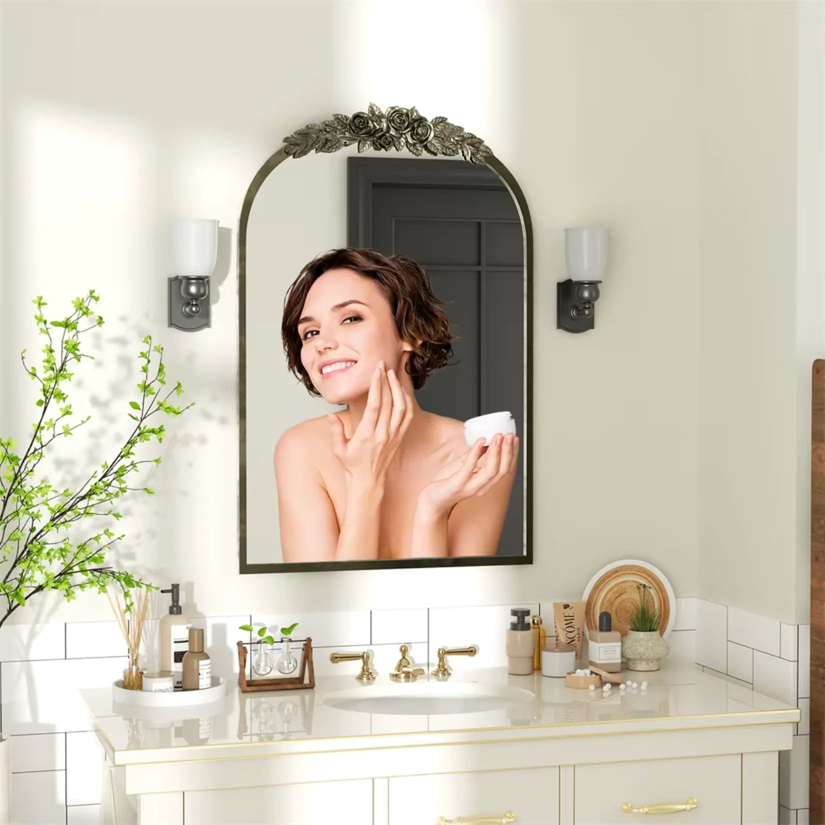 Un miroir baroque doré dans une salle de bain moderne et lumineuse, reflétant l’élégance intemporelle du style ancien.