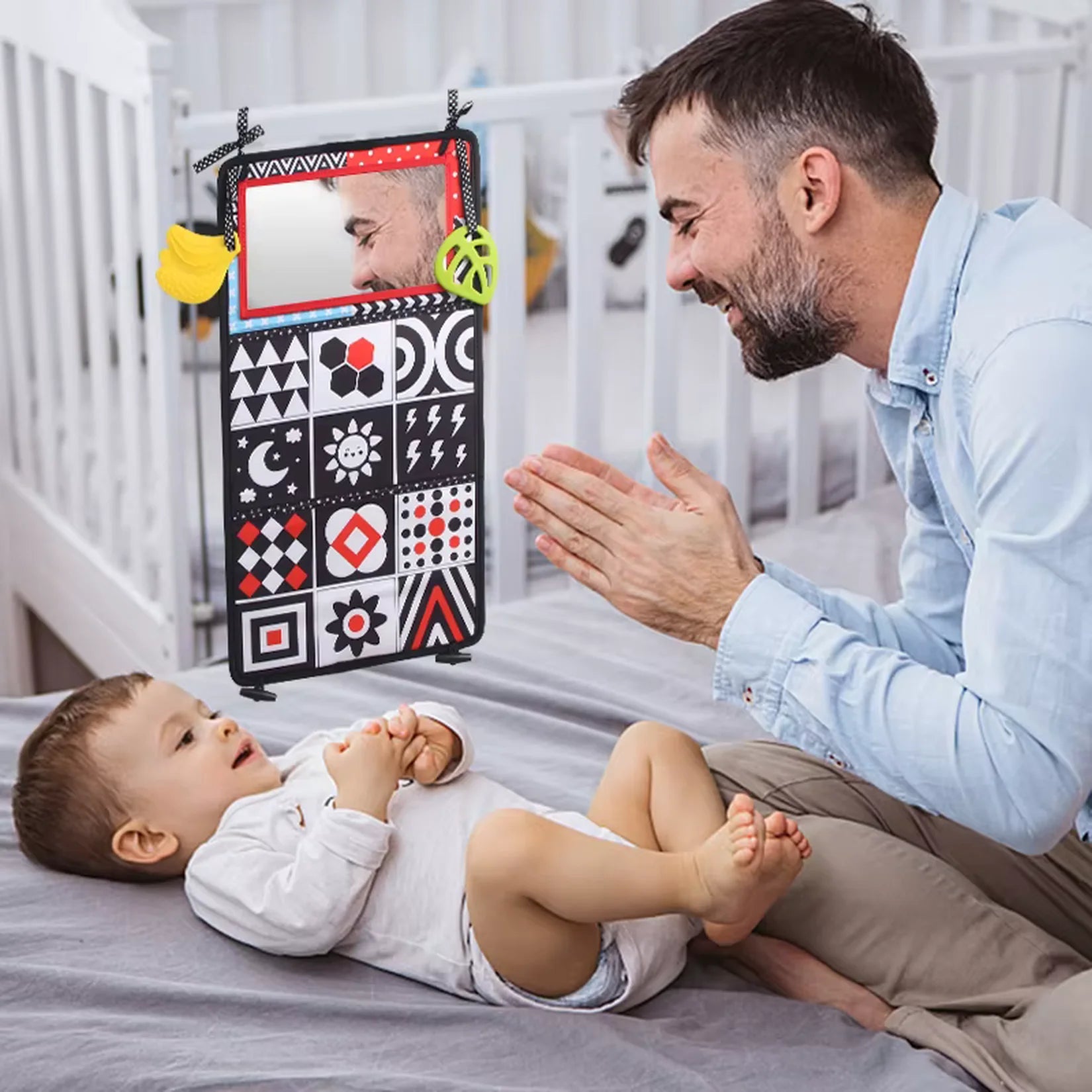 Miroir bébé Montessori accroché au lit avec papa et bébé.