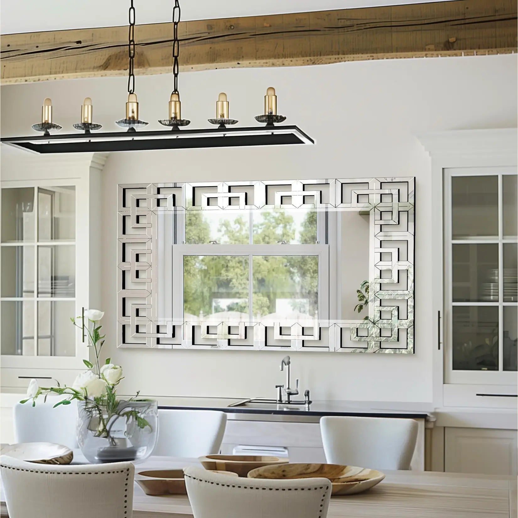 Miroir biseauté rectangulaire décoratif dans un salon lumineux.