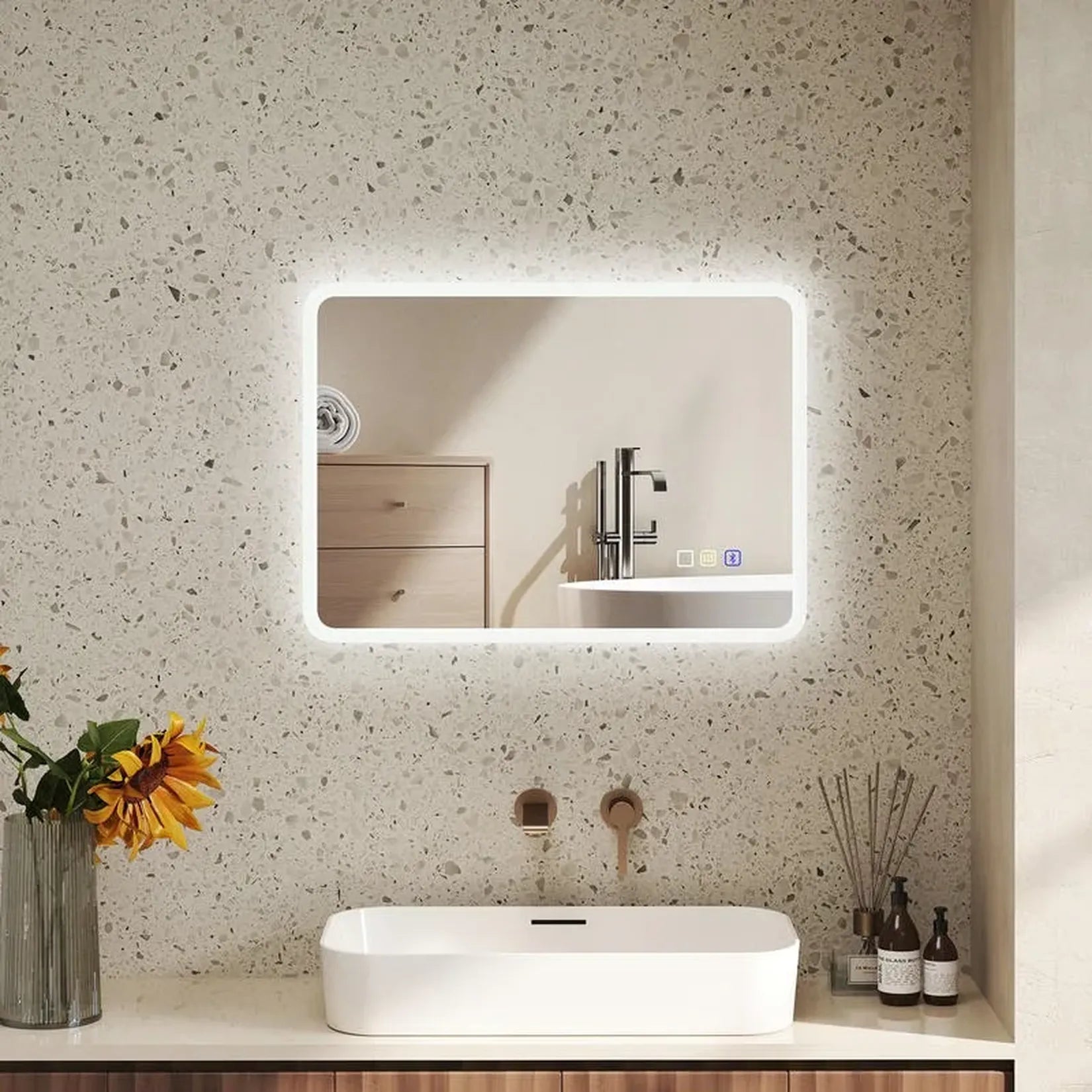 Miroir Bluetooth LED design minimaliste au-dessus d'une vasque.