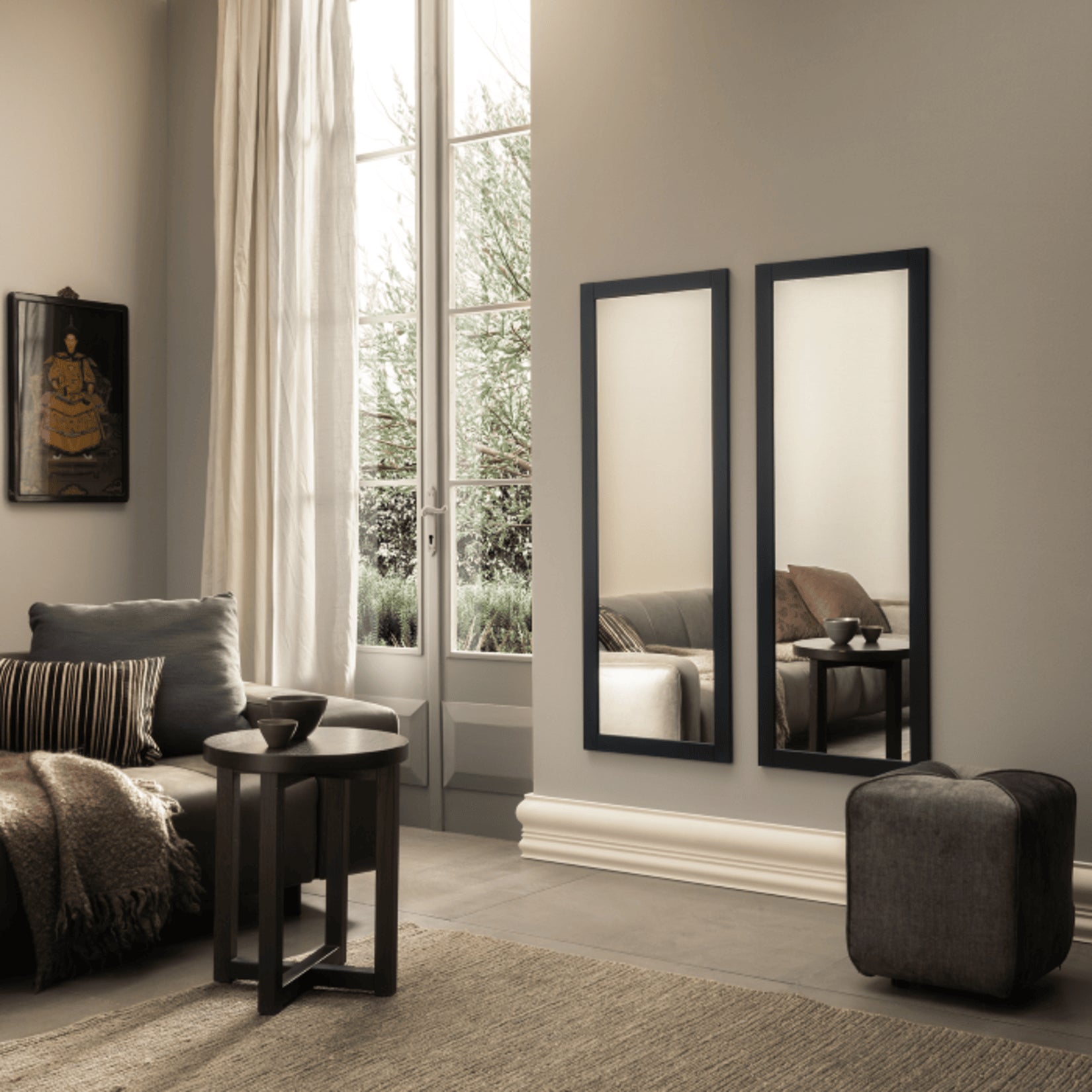 miroir bois noir monte sur un mur dans un salon moderne